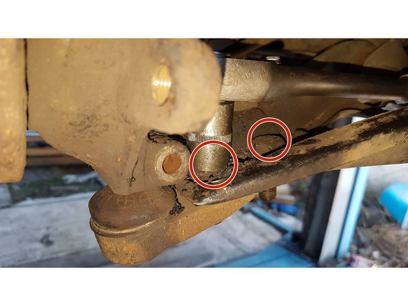 Il suffit simplement d'enlever les deux écrous.