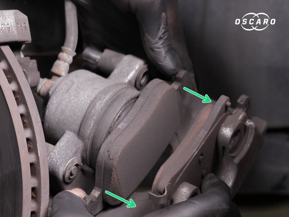 Retirer la première plaquette du piston en poussant sur ses extrémités