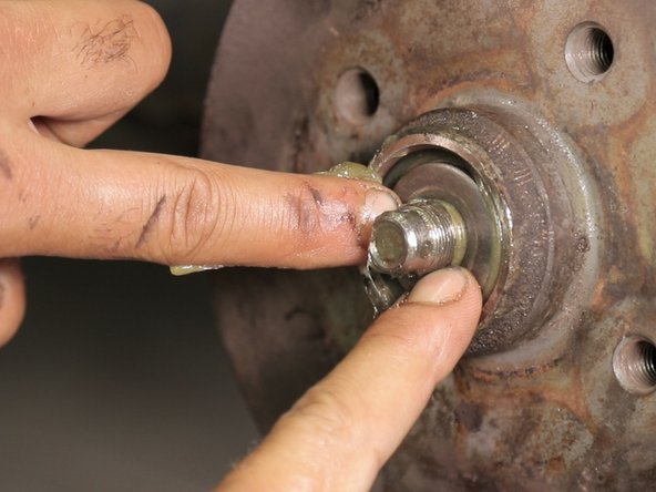 Reposez la rondelle sur la fusée d'essieu