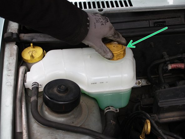 Démarrer le véhicule et laisser le moteur monter en température jusqu'à ce que le motoventilateur se mette en route puis s'arrête. Couper le contact moteur et laisser refroidir.