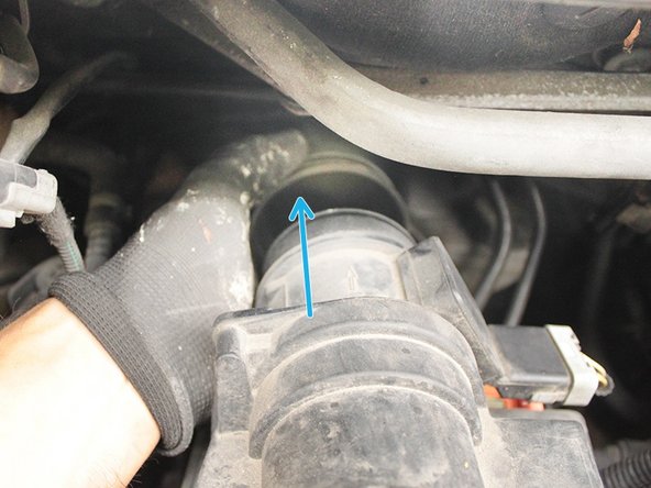 Déboiter et écarter le tuyau derrière le débitmètre d’air.