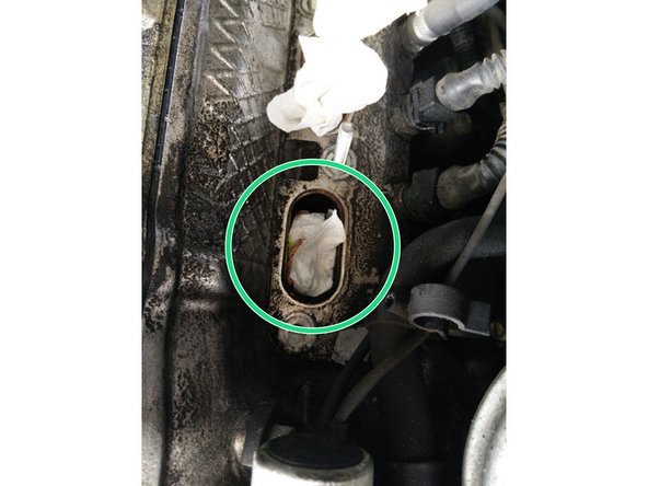 Tirer au maximum le collecteur mais attention il sera retenue par les durites de carburant ! Vous pouvez les retirer si besoin, je ne l'ai pas fait car il est possible de faire sans (c'est moins pratique)