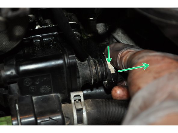 Presser la languette blanche pour débrancher la durite du circuit chauffage.