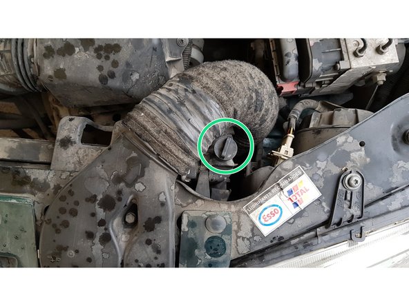 Tournez d'un quart de tour le bouchon de purge placé sur le radiateur de refroidissement à côté de l'entrée d'air.