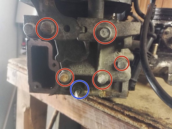 Dévissez les vis de fixation du module d'allumage