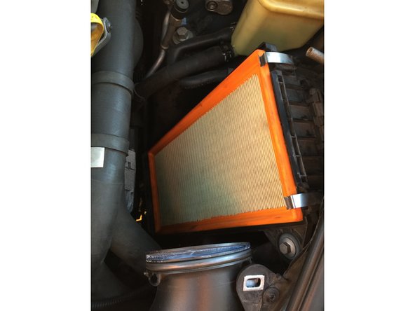 une fois l'accés au filtre à air dégagé, retirez celui-ci