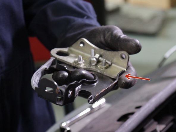 Une fois les deux vis retirées , extraire le support