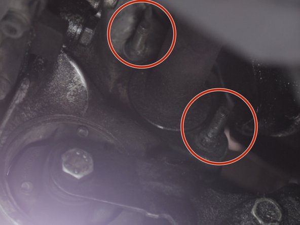 Avec une clé de 11 Desserrer sans les retirer  les deux écrous de bride du roulement du cardan qui traverse le support moteur inférieur