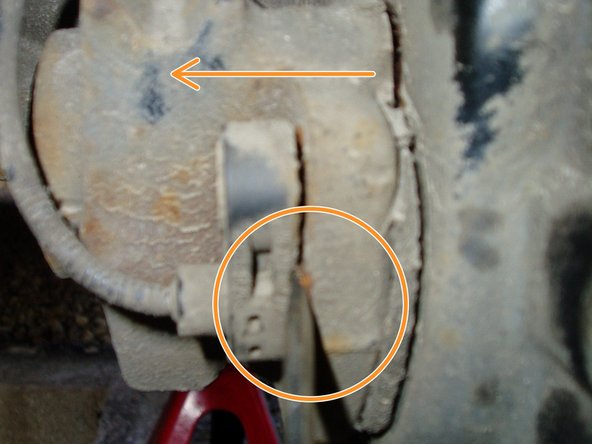 Retirer le tuyau de frein et le câble électrique du capteur ABS de leur logement sur le bras d'essieu.