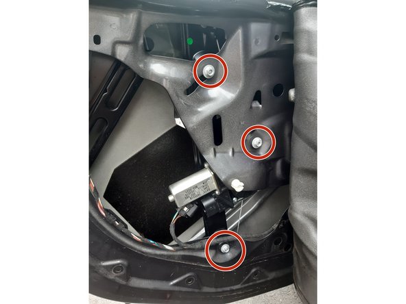 Installer le nouveau mécanisme de lève-vitre dans la portière. Mettre les écrous mais ne pas les serrer complètement.