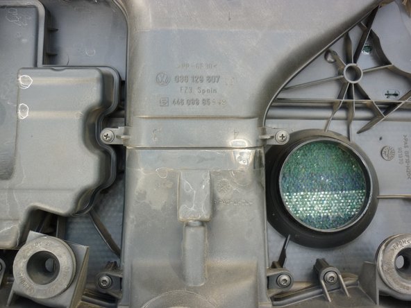 Replacez le cache en plastique, et vérifiez que tout est bien aligné avant de serrer les 11 vis cruciformes.