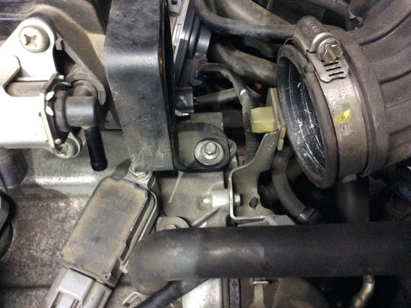 Remettre le boulon sous le papillon.