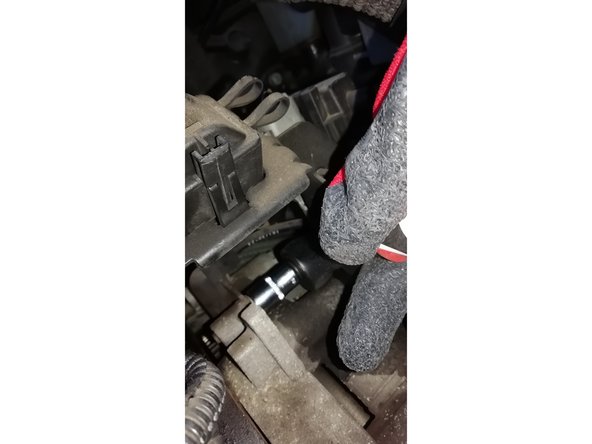 Repositionnez et vissez légèrement les deux vis. Puis vissez les au maximum une par une.