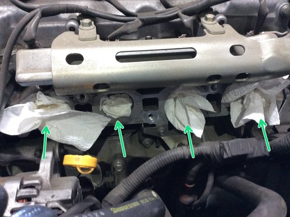 Boucher l'admission d'air moteur avec du sopalin pour éviter de faire tomber quelque chose dans les cylindres.