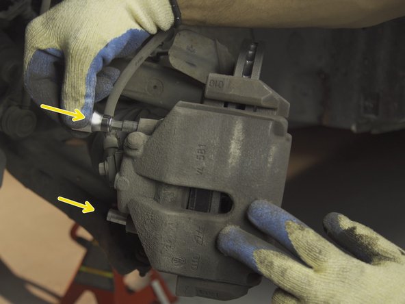 Resserrer les colonnettes  de l'étrier avec un embout Allen de 7 et un cliquet