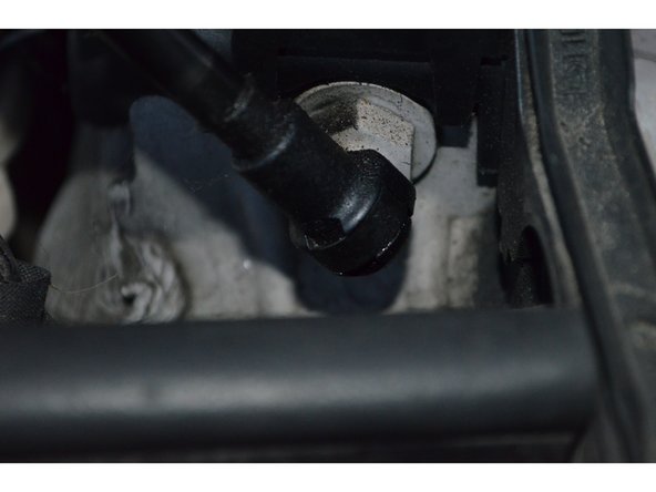 Placez un petit tournevis plat derrière l'agrafe.