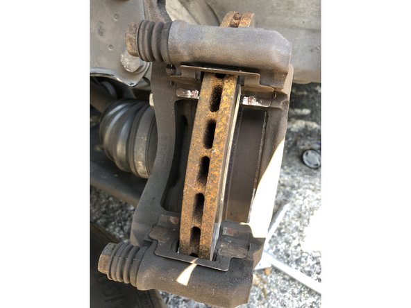 Les plaquettes avant étant toutes identiques sur ce véhicule, vous n'avez pas besoin de retenir le sens de montage