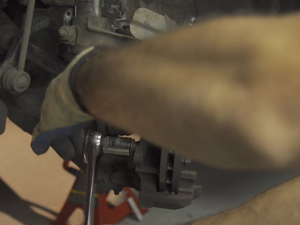 Si possible, serrer les deux vis au couple avec une clé dynamométrique  à une valeur de 75Nm