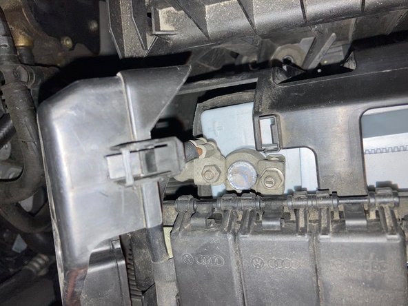 Nettoyez l'intérieur des cosses avec du papier de verre pour enlever les dépôts d'oxydation.