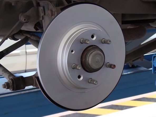 Nettoyer le moyeu avec une brosse et lubrifier le moyeu