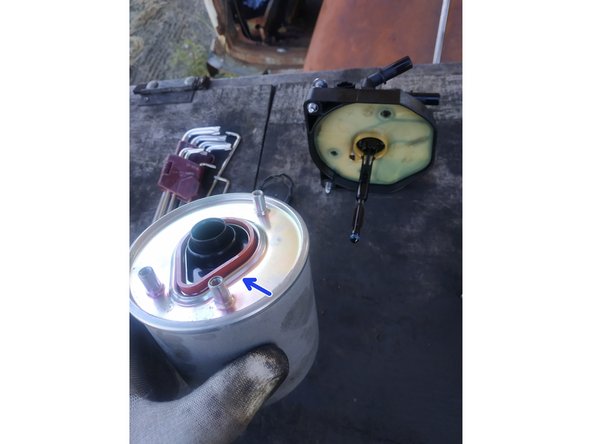 lubrifier le joint avec du gasoil et le poser