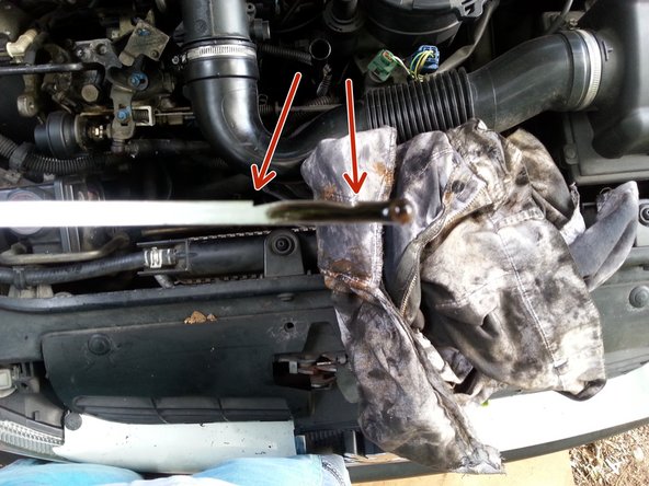 Le bon niveau d'huile doit se trouver juste en dessous du maximum, si cela n'est pas le cas rajouter de l'huile afin d'atteindre le bon niveau. (entre les 2 flèches )