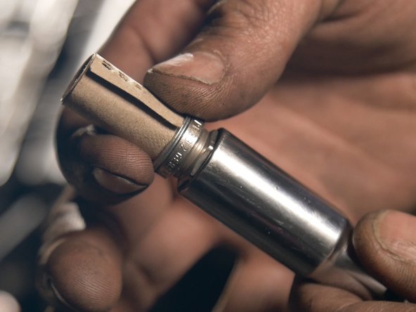 Placer la nouvelle bougie sur la douille  et retirer la protection en papier