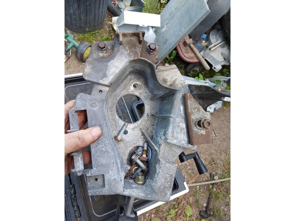 Il y a également une vis en dessous du support.