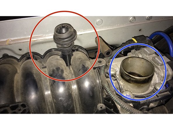 Replacer la boite à air au niveau du boitier papillon et du plot en caoutchouc