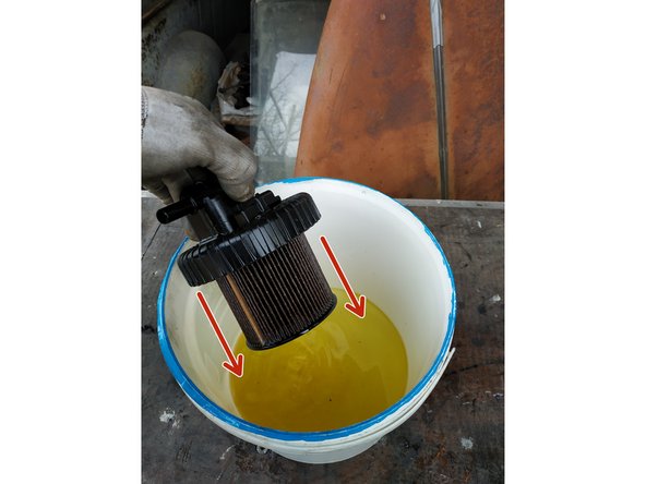 retirer l'ancien filtre en tirant vers le bas