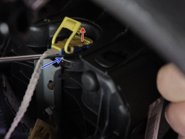 Retirer le connecteur en faisant levier avec le tournevis plat