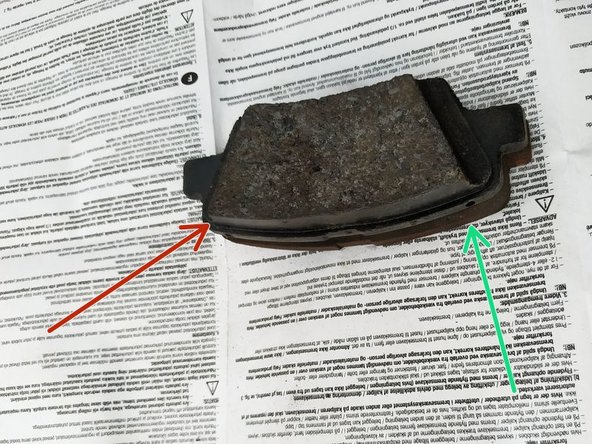 En positionnant les plaquettes l'une sur l'autre assurez vous que les nouvelles plaquettes correspondent aux anciennes.