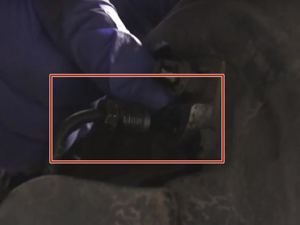 Afin de vidanger le liquide frein desserrer la durite de frein (placer derrière)  avec une pince à étau  puis dévisser la avec la clé plate de 11