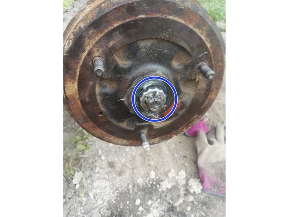 Replacer le roulement, la plaque, serrer l'écrou jusqu'à ce que le tambour &quot;accroche&quot; (Difficulté à le tourner à la main) puis desserer l'écrou d'un quart de tour