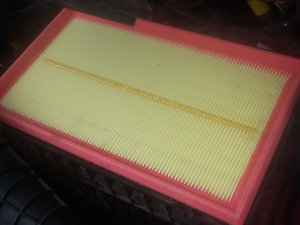 Reposer le filtre à air dans la boite à air bien vérifier que ce dernier soit bien insérer