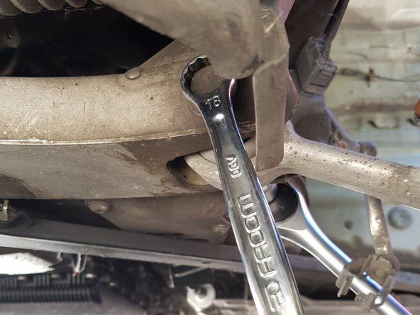 Utilisez une clé à œil de 18mm et une douille de 18mm pour retirer l'écrou.