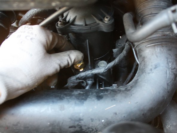 Positionner la sonde et commencer à la serrer à la main.