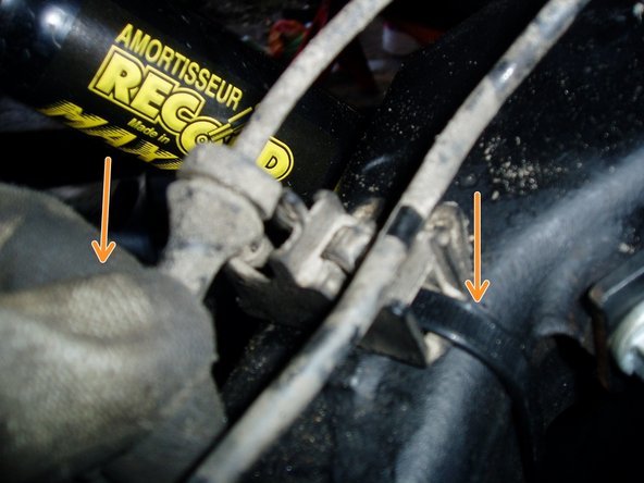 Clipser le tuyau de frein et le câble de capteur ABS des 2 côtés.