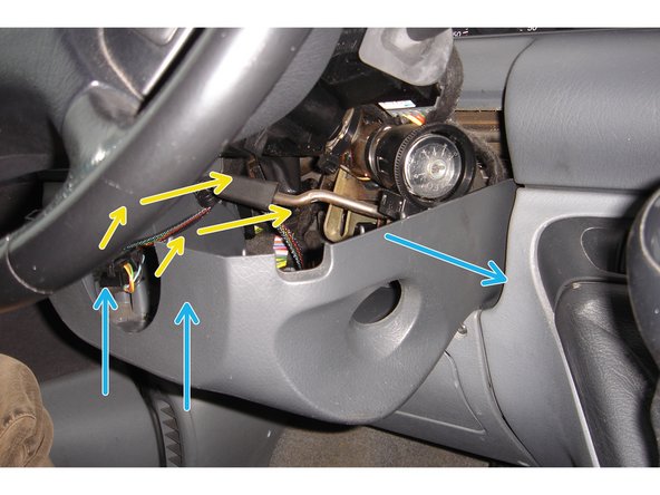 On fléchit la partie haute, tout en relevant la demi-coquille et en la poussant modérément vers le pédalier