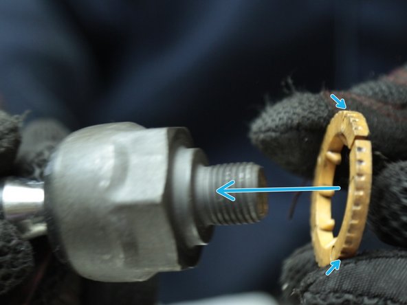 Le replacer sur la nouvelle biellette de direction, le côté denté vers la biellette