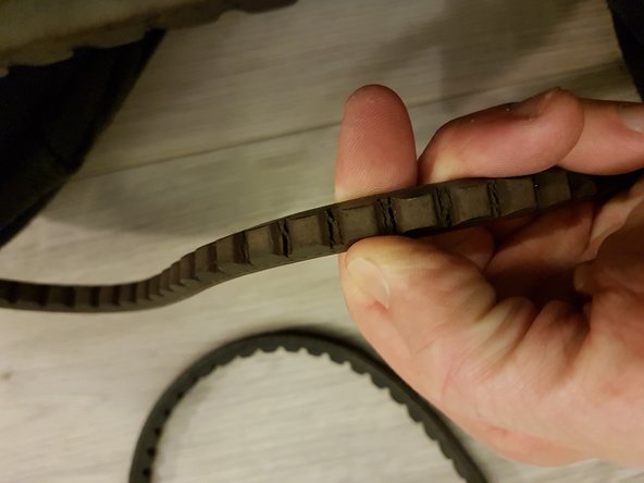 Sur la 2ème photo, on voit que la courroie est craquelée.