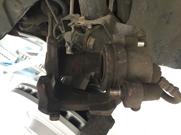 Repousser le piston à l'aide de la pince multiprise