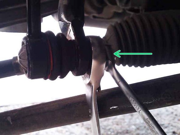 Desserrer l'écrou bas à l’aide de la clé de 16mm et celle de 7mm.