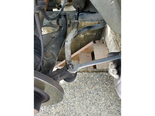 insérer la rotule extérieure dans son logement dans le porte-moyeu et serrer à l'aide d'une clé de 16mm (couple de serrage 37N.m)