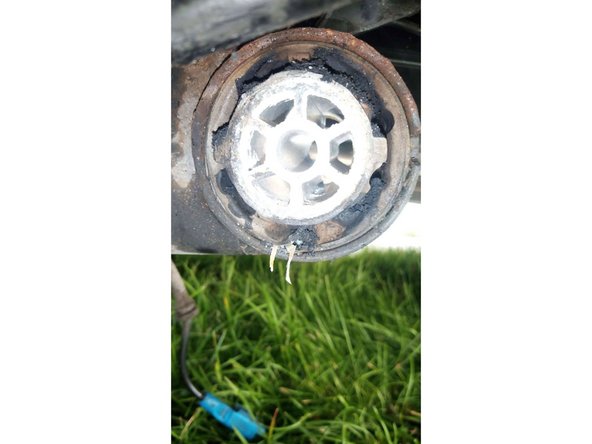 A l'aide d'une perceuse et d'un foret métal de 8, venir percer le silent bloc dans sa partie caoutchouc afin de le détendre. 3 trous en haut puis 3 trous en bas.