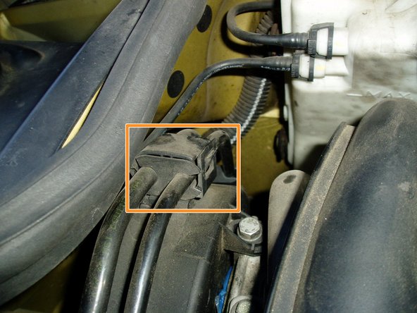 Remettre en place les tuyaux dans le collier de maintien.