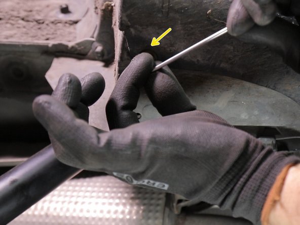 Une fois le pare boue fixé descendre le cric