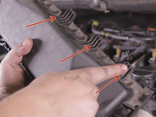 Repositionner le couvercle de la boite à air en enclenchant les attaches de la partie arrière.