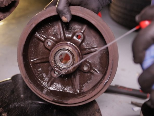 Nettoyer l'intérieur du tambour avec du nettoyant frein