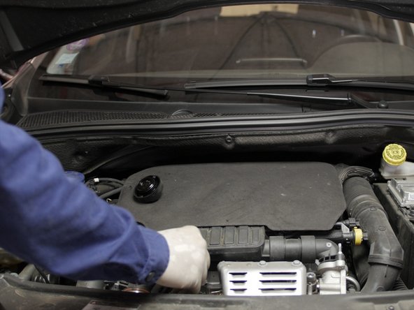 Une fois le niveau d'huile atteint, fermer le bouchon de remplissage et replonger la jauge de niveau d'huile